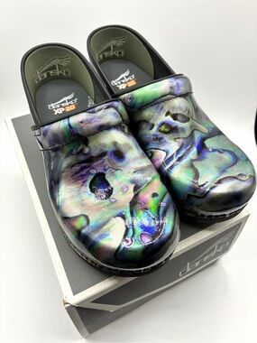 Dansko XP 2.0 Silver Pearl Patent Leather Nursing Clogs Size 38  7.5-8